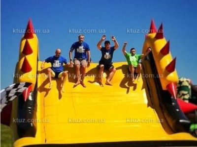 Надувной парк "The Beast" в Королевстве Великобритания Надувной парк "The Beast" в Королевстве Великобритания