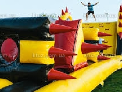 Надувной парк "The Beast" в Королевстве Великобритания Надувной парк "The Beast" в Королевстве Великобритания