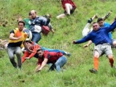 Необычные праздники в мире - гонка за сыром Необычные праздники в мире - гонка за сыром